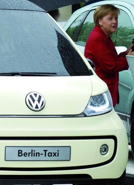 Bundeskanzlerin Dr. Angela Merkel an der Volkswagen Studie Berlin Taxi